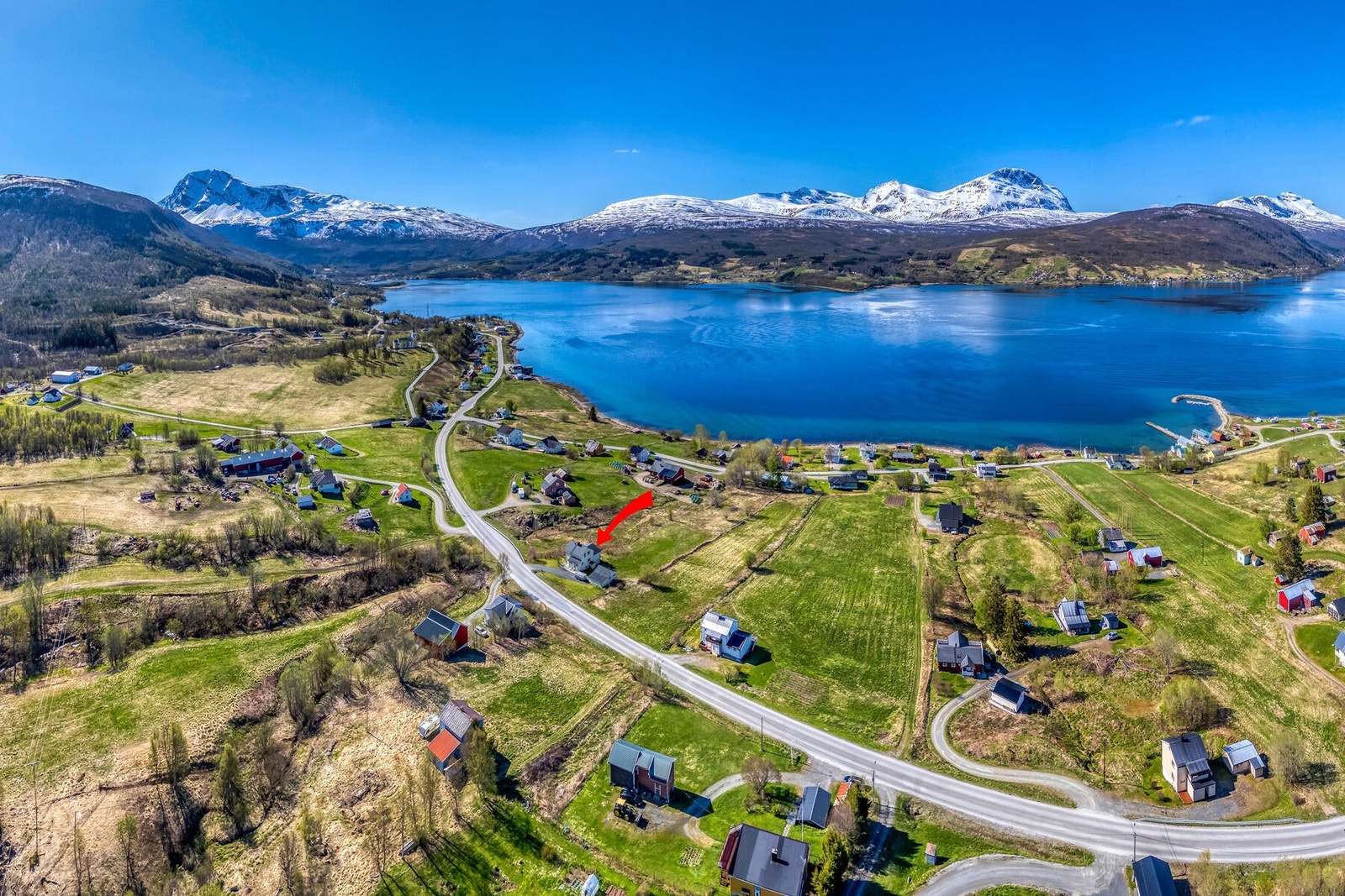Eiendommen har en flott beliggenhet med nærhet til både fjell og fjord. Galleribilde
