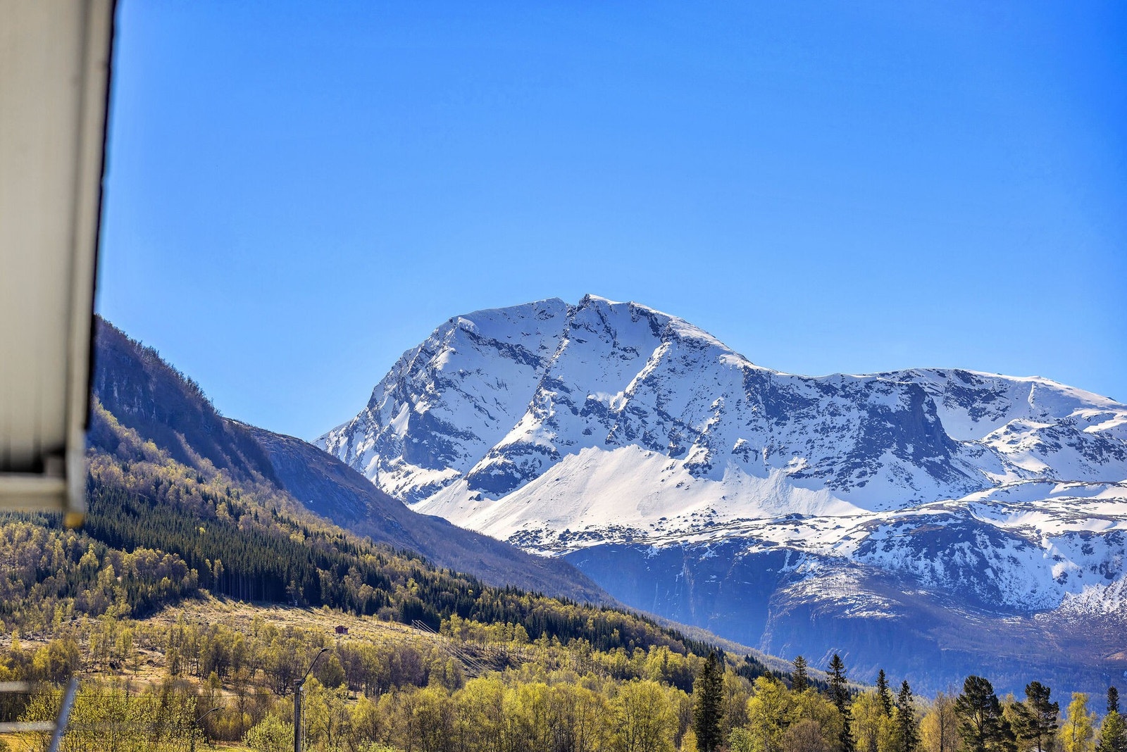 Nyt synet av fjellene som omkranser fjorden. Galleribilde