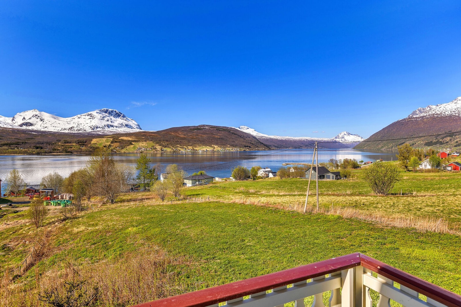 Utsikt over Lavangsfjorden. Galleribilde