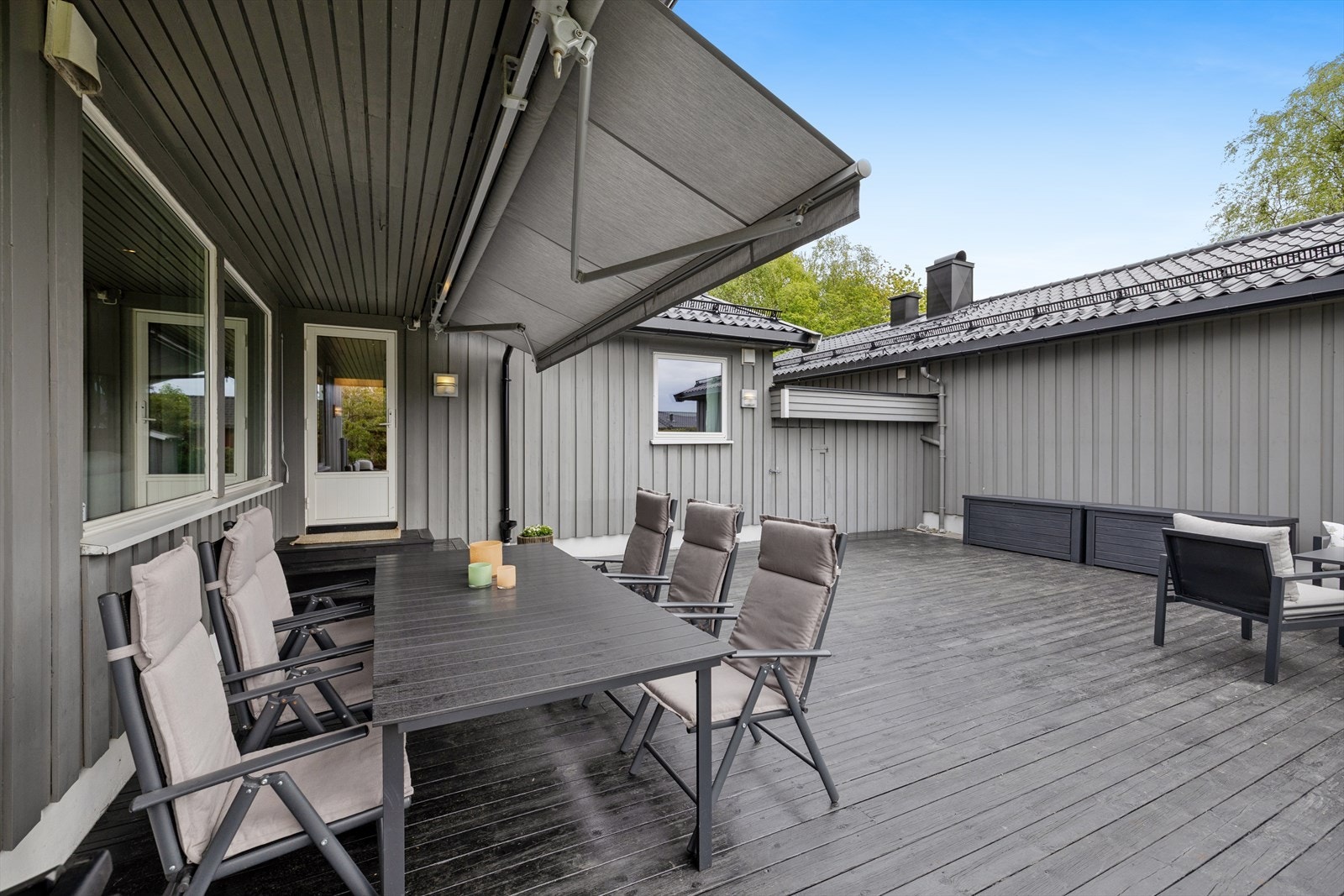 Uteplassen byr på gode solforhold, et fint sted å nyte varme dager og sene sommerkvelder. Galleribilde