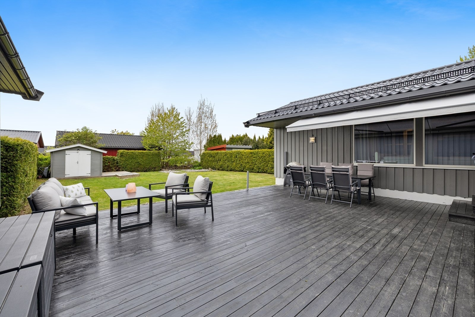 Terrassen gir en sømløs overgang til hagen. Galleribilde