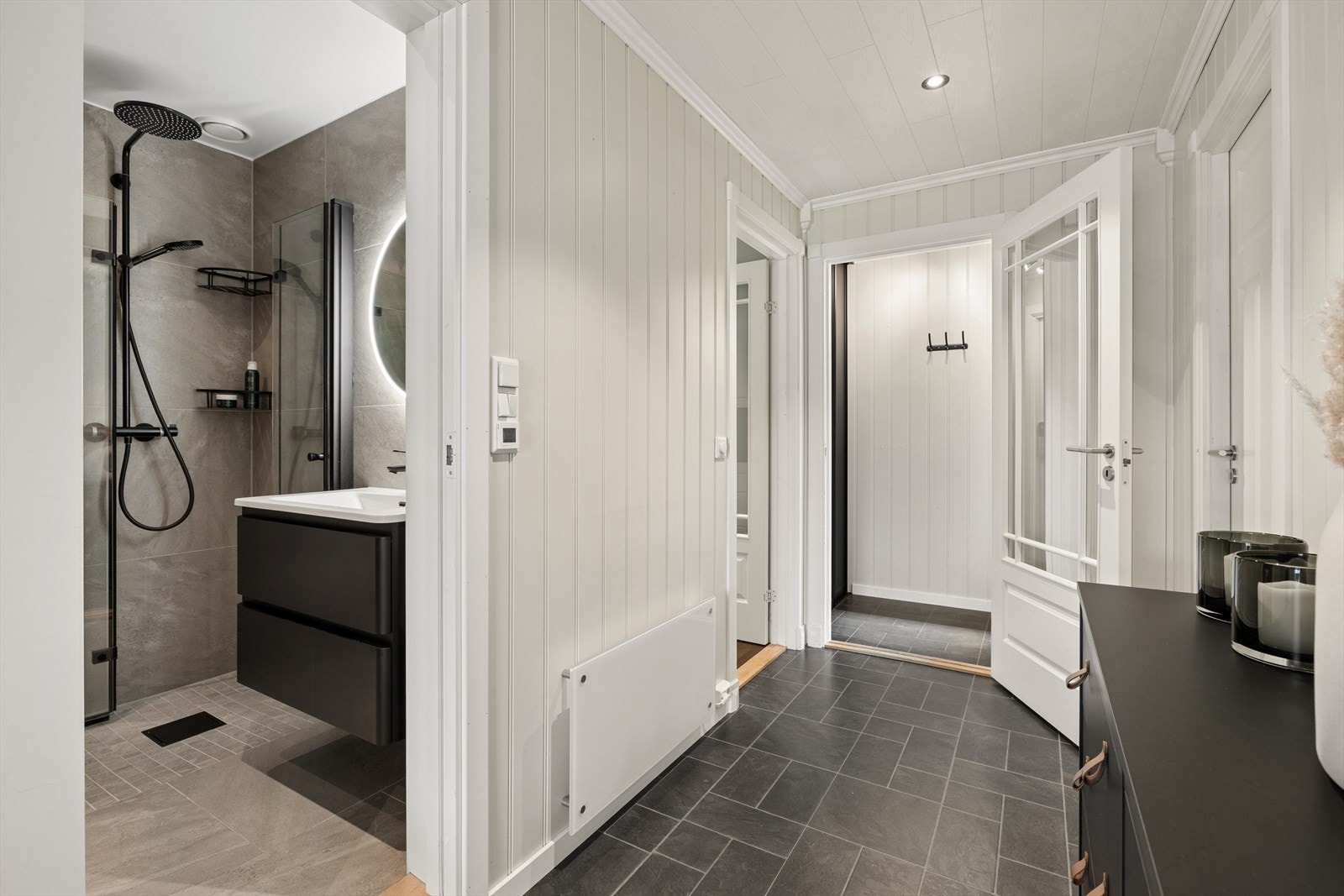 Velkommen inn til denne moderne og innbydende boligen! Galleribilde