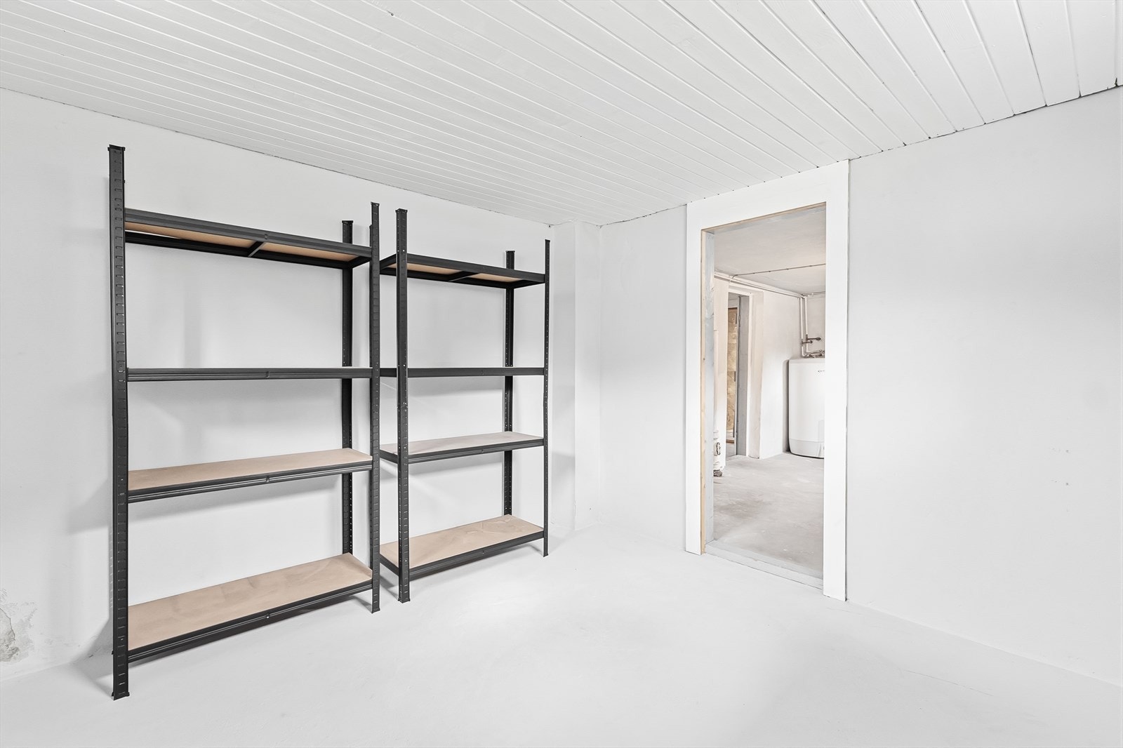Uinnredet kjeller med god lagringsplass. Galleribilde