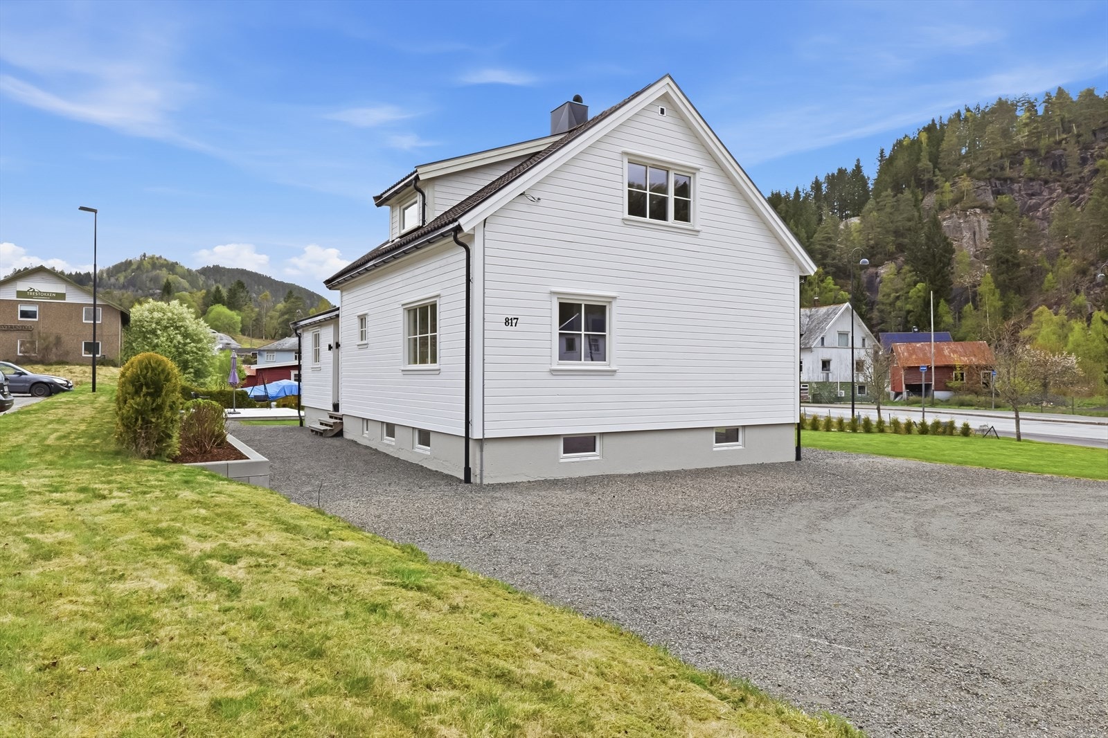 Ny kledning på gavlsvegg og de fleste vinduer i boligen er skiftet. Galleribilde