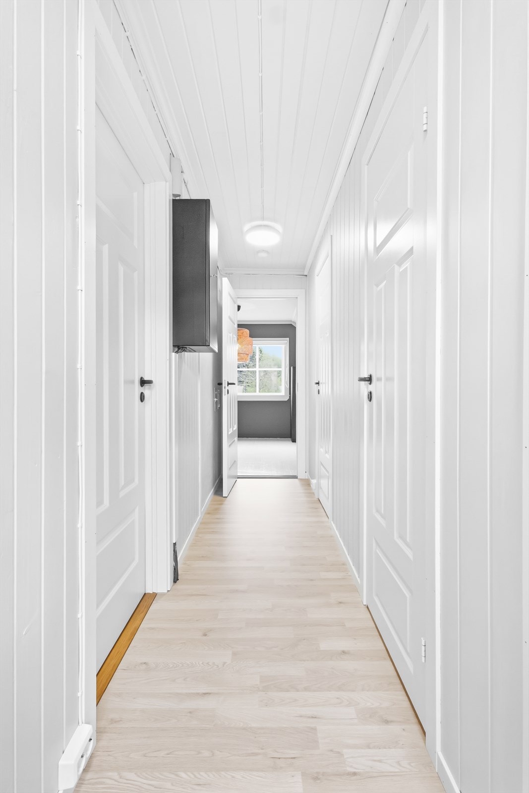 Loftsgang med sikringsskap og bod. Galleribilde