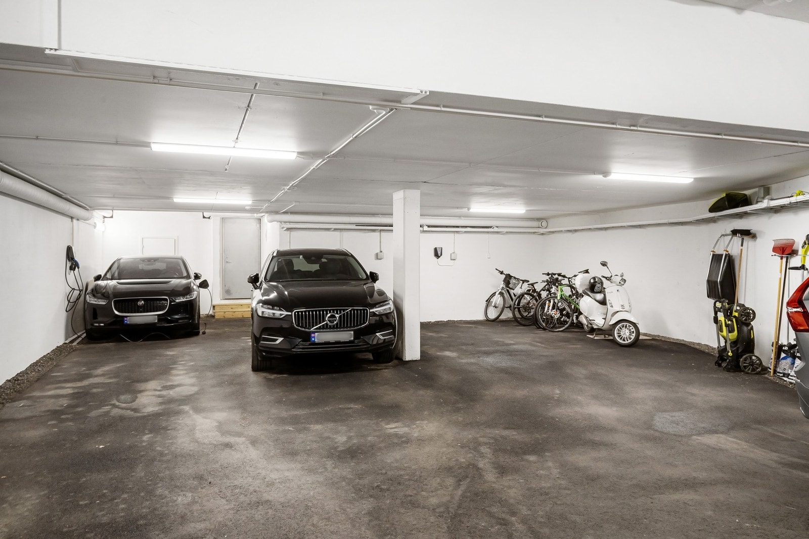 Det medfølger parkeringsplass i felles garasjeanlegg med elbillader. Galleribilde