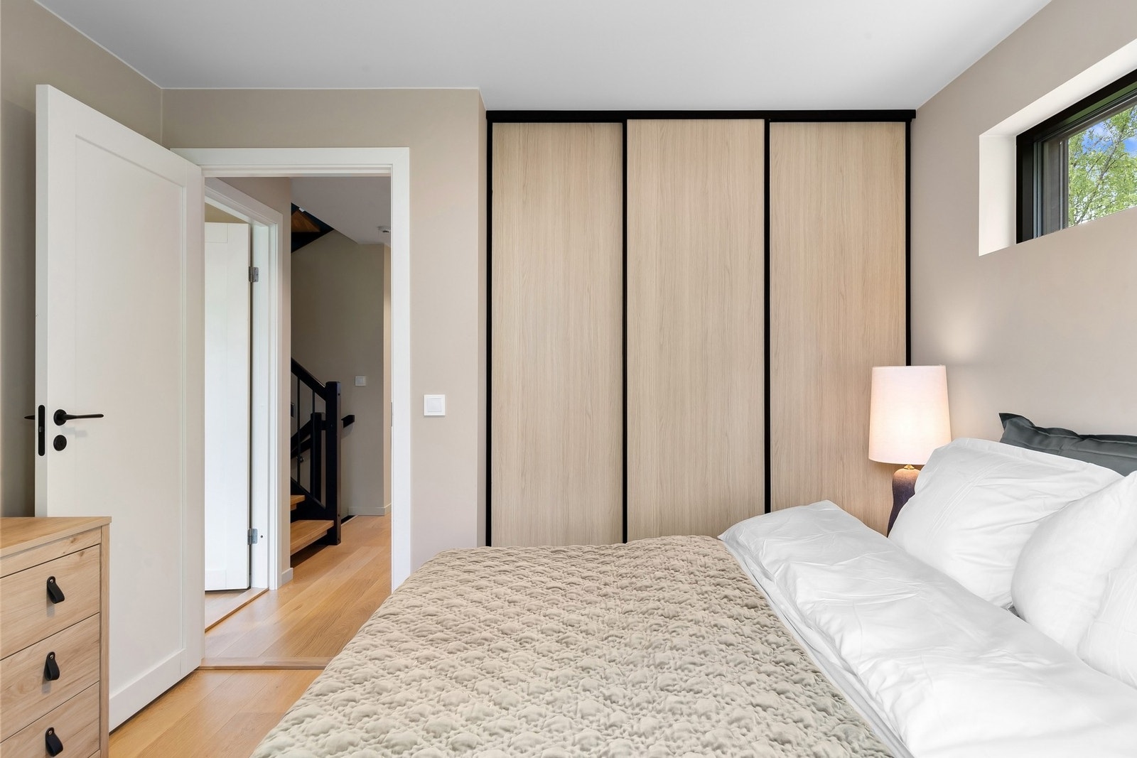 Godt med oppbevaringsplass i romslig garderobe. Galleribilde