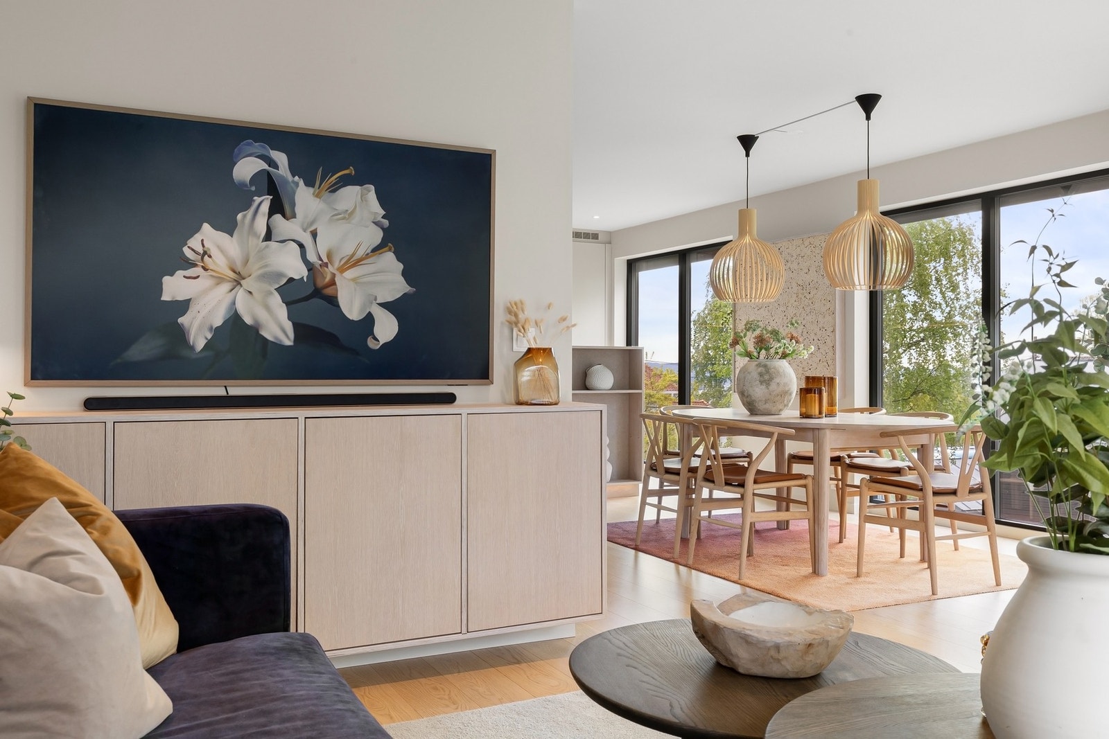 Fra stuen er fjordutsynet synlig vinterstid, mens takterrassen åpner opp for en utsikt som virkelig kommer til sin rett gjennom sommerhalvåret. Galleribilde
