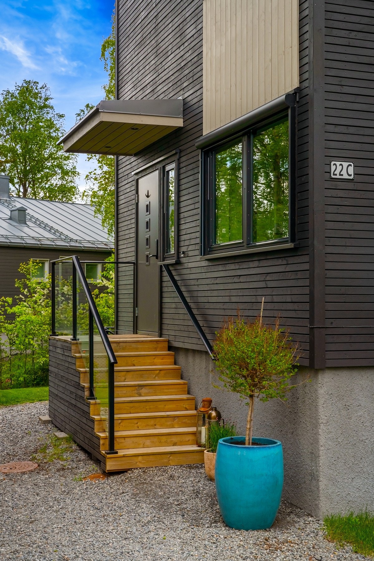 Yale Doorman elektroniske dørlåser er montert på inngangsdørene, til både hoveddel og underetasje. Galleribilde