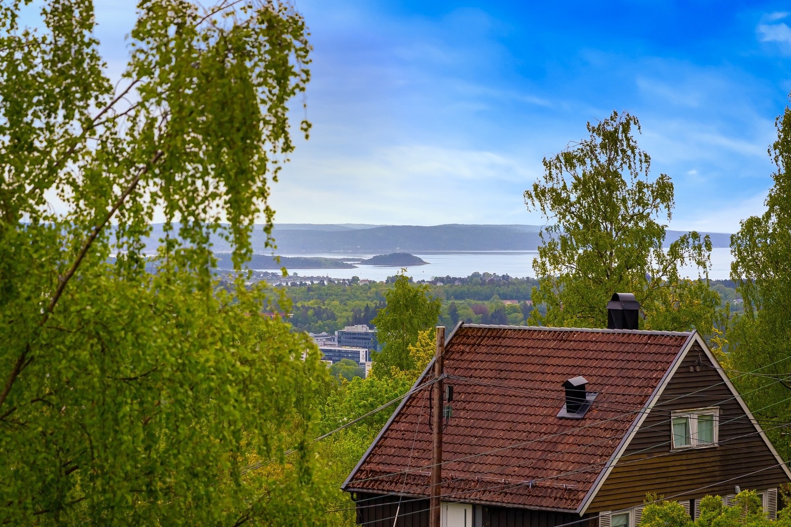 Utsikten strekker seg over Oslo, innseilingen til byen og videre mot Holmenkollen. Galleribilde