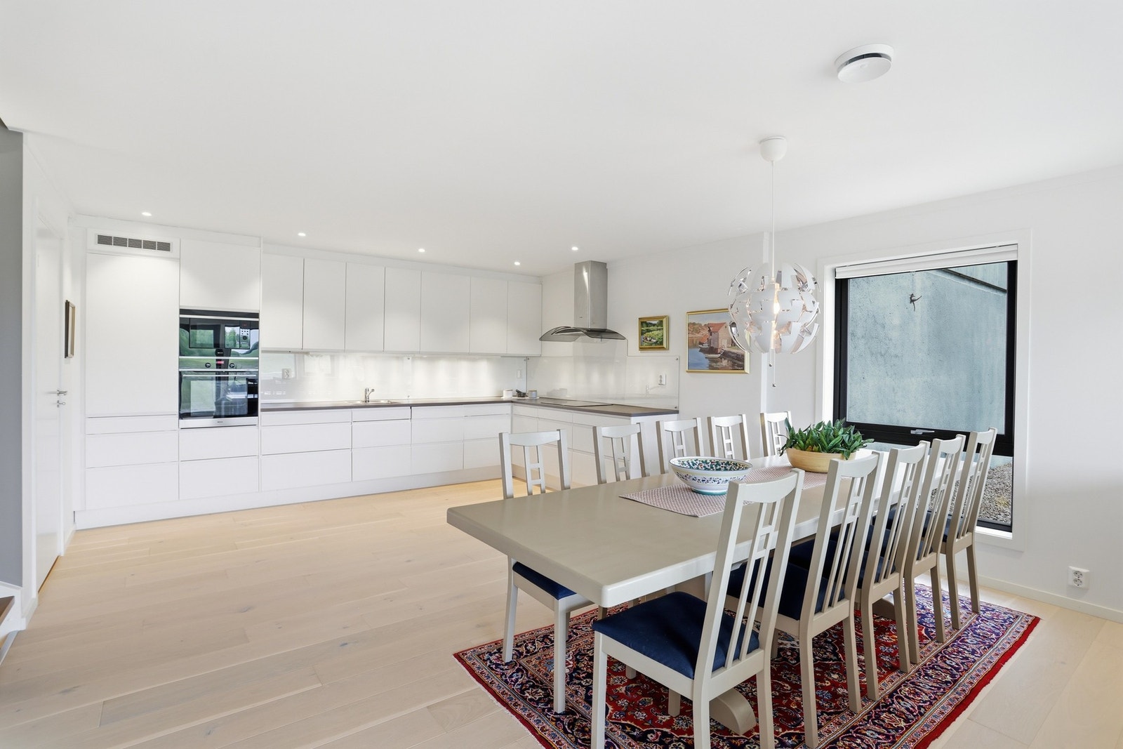 Lekkert og velutstyrt kjøkken fra Systemkjøkken med integrerte hvitevarer som kjøleskap, komfyr, micro, oppvaskmaskin og platetopp. Kjøkkenet har rikelig med skap- og benkplass. Galleribilde