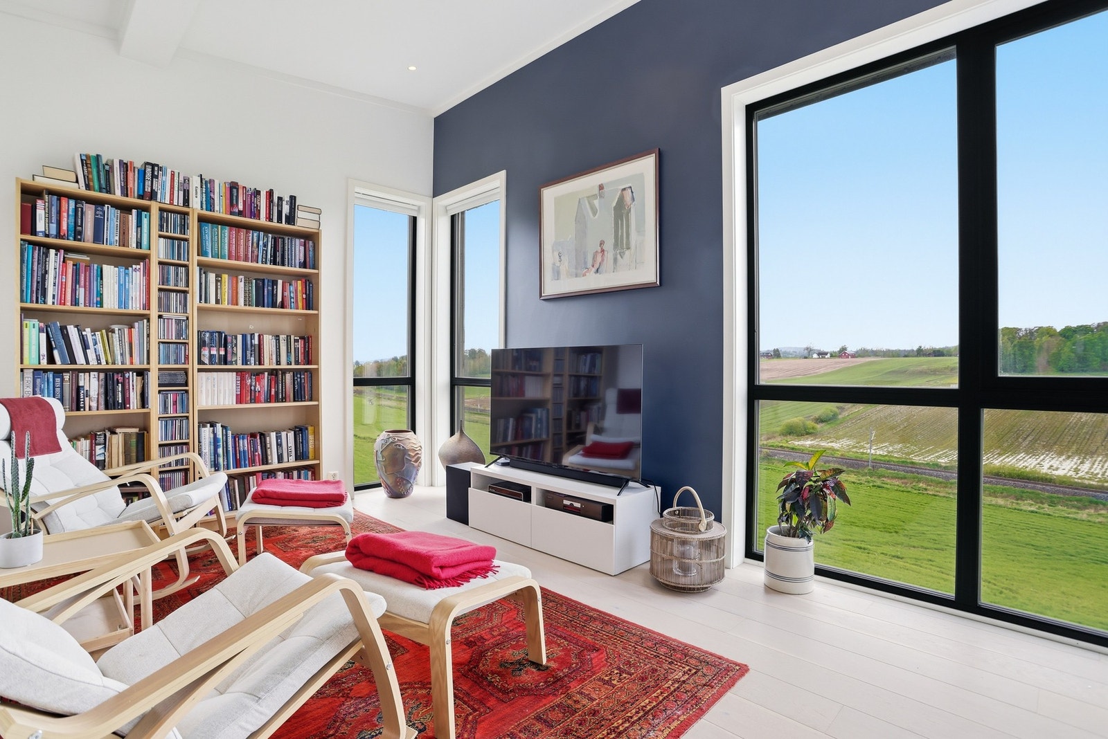 I tillegg har boligen en innbydende stue i toppetasjen - Perfekt som et ekstra oppholdsrom til boligen. Rommet har store vindusflater som bringer inn det vakre utsiktbilde. Sentralt i rommet er det montert en moderne vedovn. Galleribilde