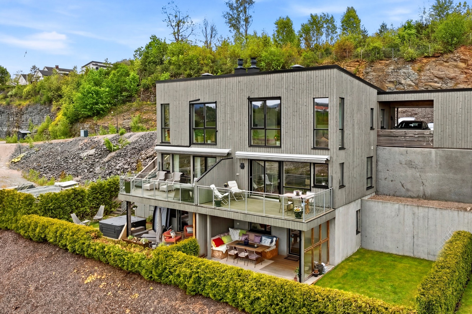 PrivatMegleren/ v Carine Paasche Sivertsen har gleden av å presentere, Limilia 17 - En lekker halvpart av vertikaldelt tomannsbolig fra 2018 over 3 plan. Eiendommen har en skjermet hage med vestvendt terrasse. Videre er det en vestvendt veranda med flott Galleribilde