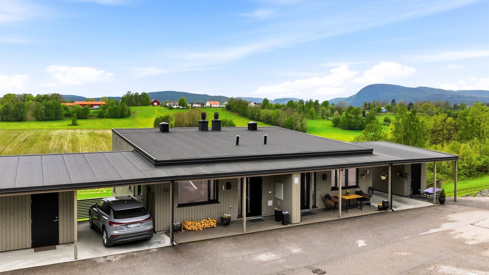 Parkering i egen carport med elbillader og felles biloppstillingsplass. Tilhørende utvendig bod. Galleribilde