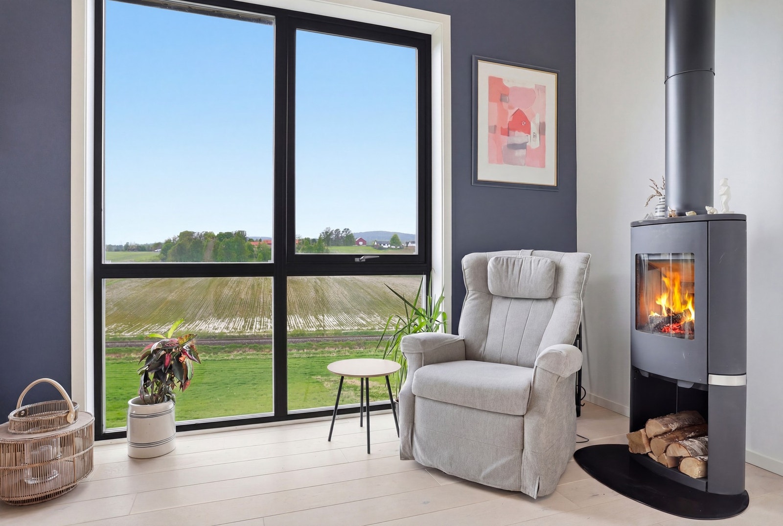 Montert elektrisk screens i vinduet. Galleribilde