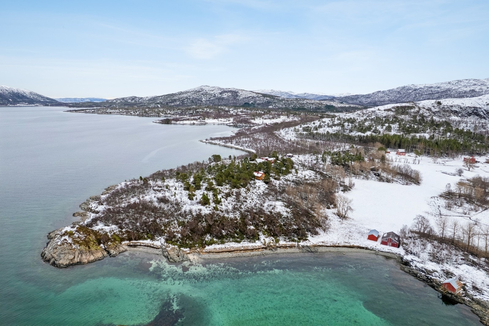 Nærhet til sjø, fjorder og fjell.