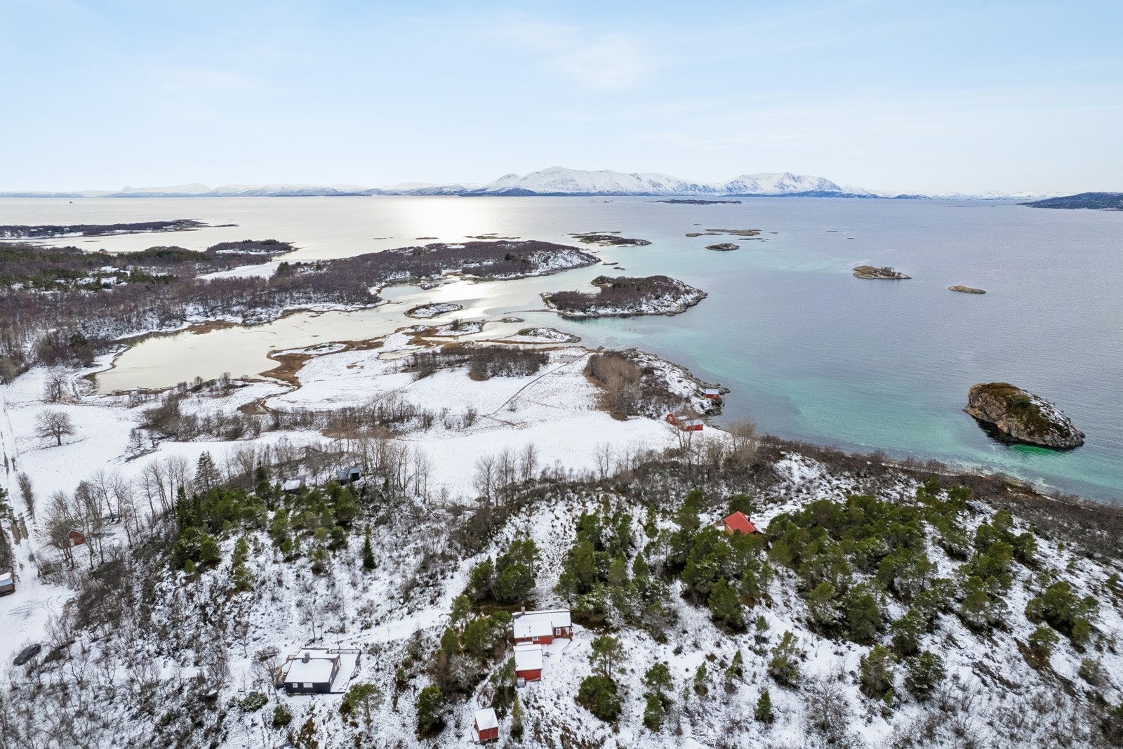 Området er kjent for sine fantastiske turmuligheter, gode fiskeforhold og magiske naturopplevelser året rundt, med både midnattssol om sommeren og nordlys om vinteren.
