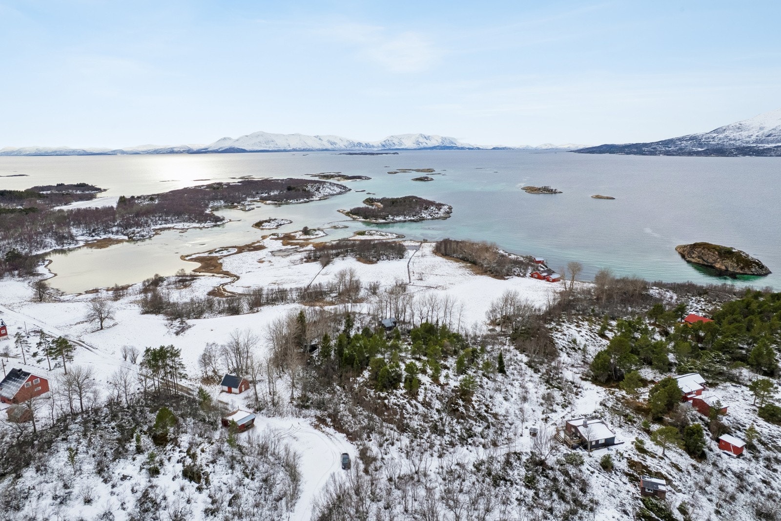 Samtidig har du tilgang til nødvendige fasiliteter i nærområdet, og et trygt og trivelig lokalsamfunn.