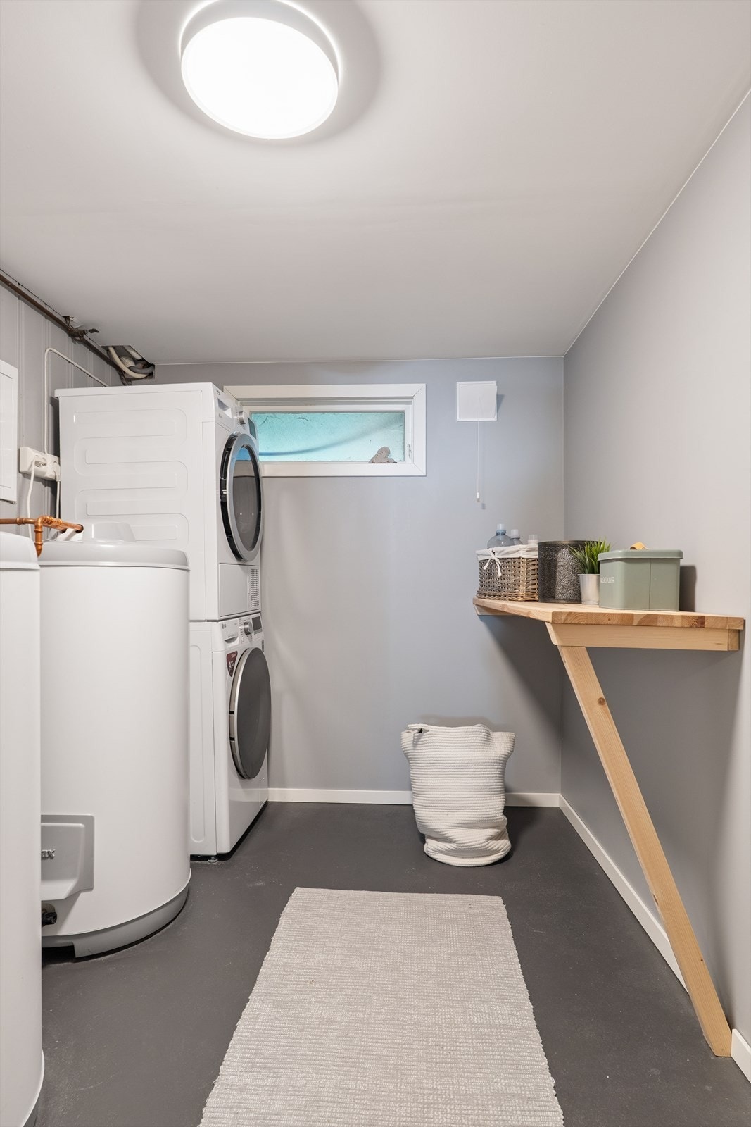 Vaskerommet er innredet med plassbygget arbeidsbenk, stål skyllekum og opplegg for vaskemaskin/tørketrommel. To varmtvannsberedere på 200 liter hver, fra 2016, er montert her. Galleribilde