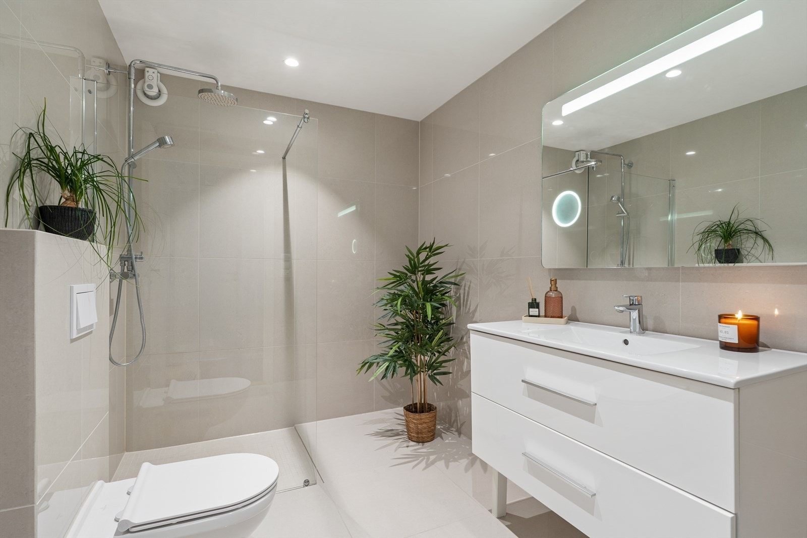 Badet ble oppgradert i 2016 med fliser på gulv med varmekabler, flislagte vegger og malte slette plater med downlights i taket. Galleribilde