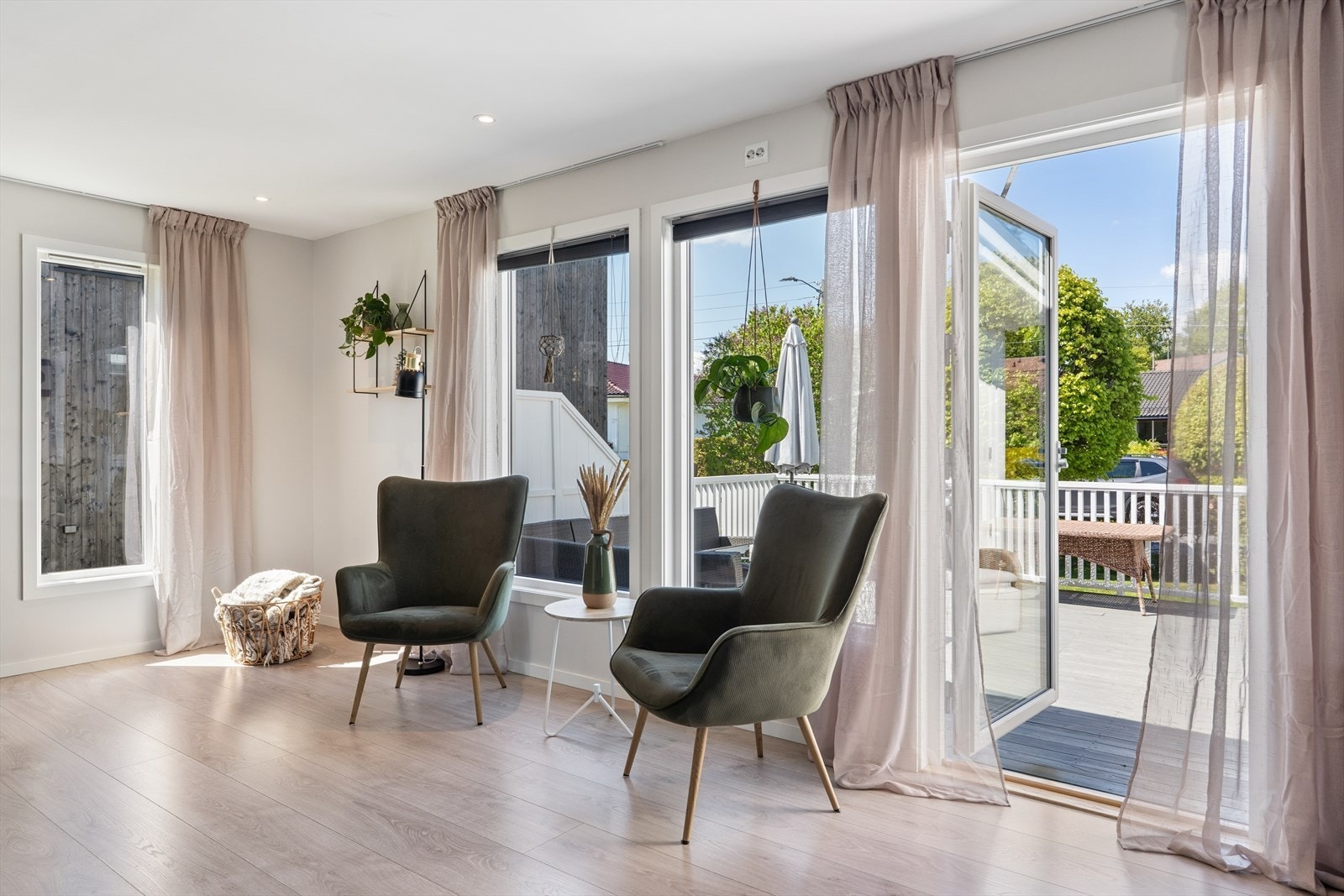 Fra stuen er det utgang til boligens vestvendte terrasse og nedgang til hagen Galleribilde