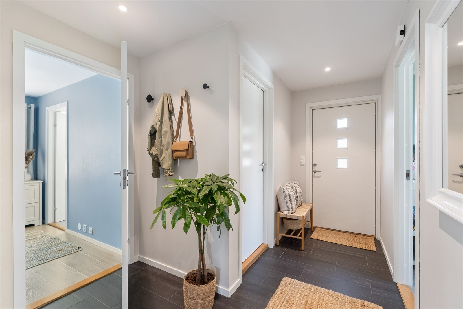 Velkommen inn til en stor og romslig gang med garderobeskap og delikat fliselagt gulv med varmekabler. Galleribilde