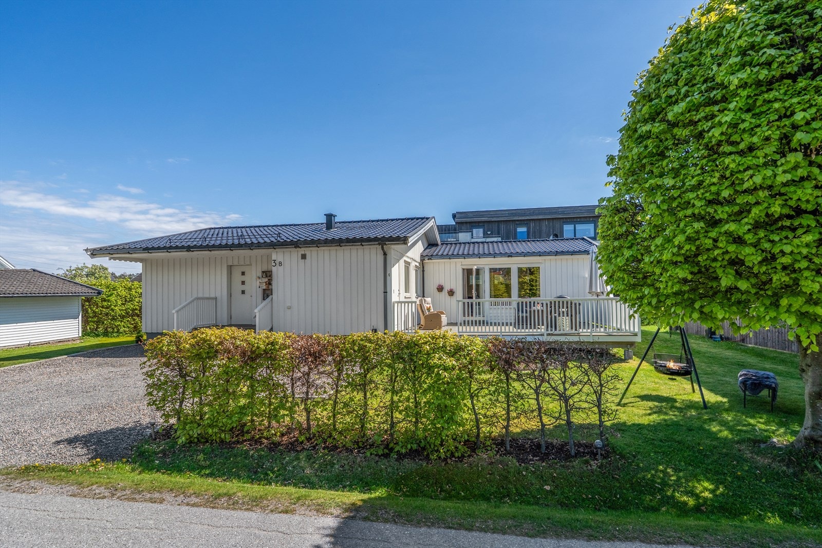 Med skole som nærmeste nabo og kort vei til barnehage, dagligvare og populære turområder som Mokollen og Midtåsen, ligger alt til rette for en aktiv og praktisk hverdag. Galleribilde