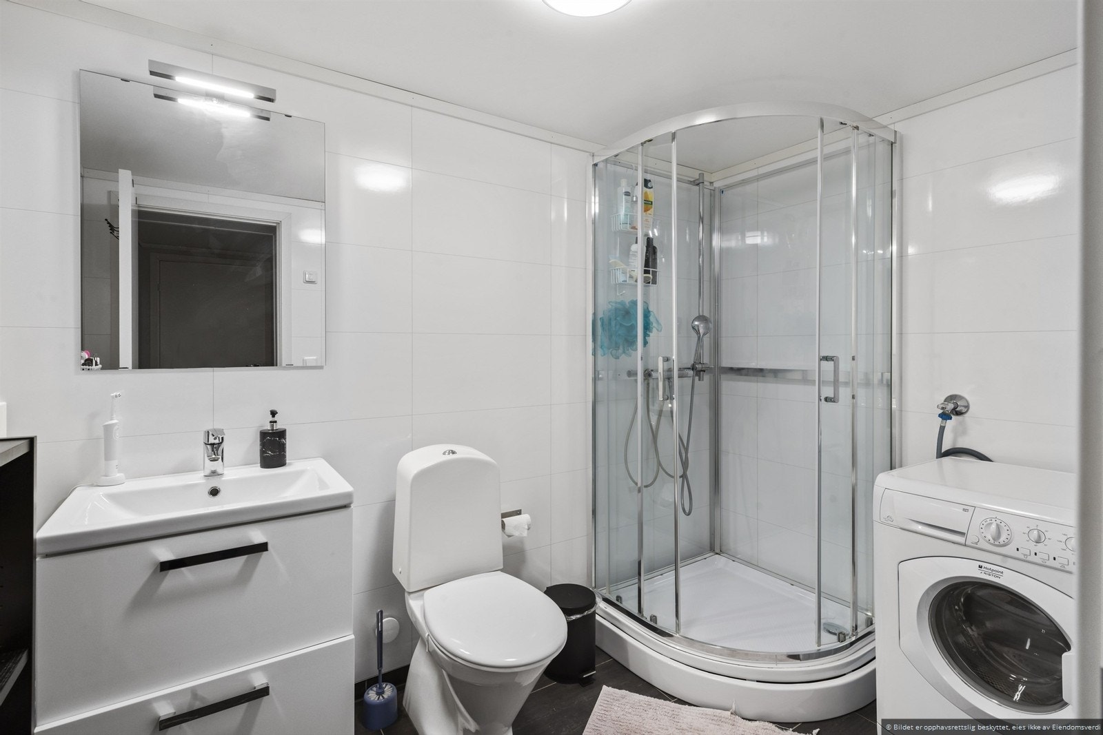 Oppgradert i 2017 med fliser på gulv med varmefolie, baderomsplater på vegger og malte slette plater i tak. Innredet med servantinnredning, dusjkabinett, wc og opplegg for vaskemaskin. Galleribilde