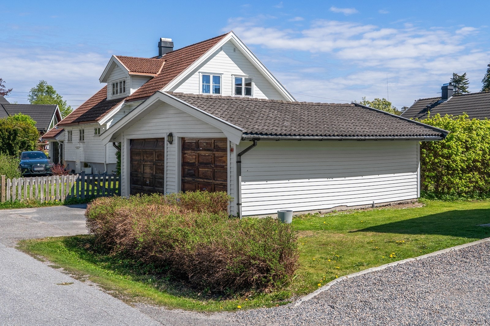Eiendommen disponerer en halvpart av dobbeltgarasje - i tillegg er det plass til biler i gårdsplassen Galleribilde