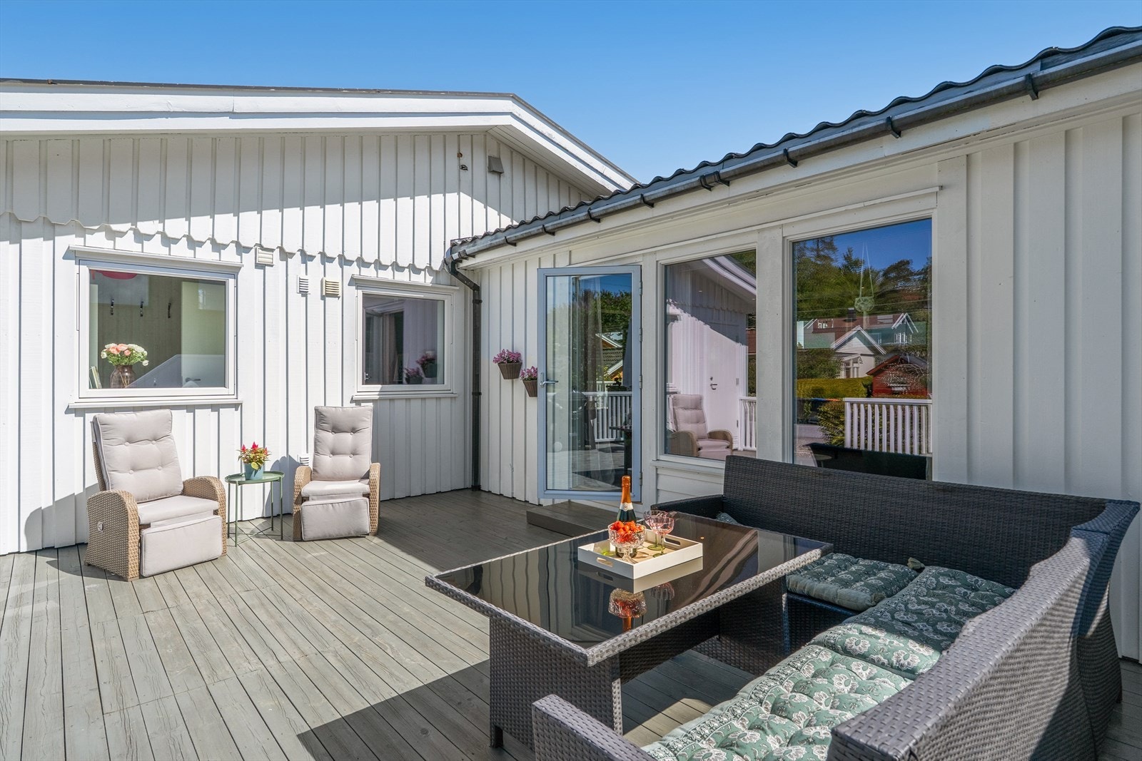 Eiendommen har to terrasser. Denne terrassen er på hele 37 m² og gir god plass til loungemøbler og grill. Galleribilde