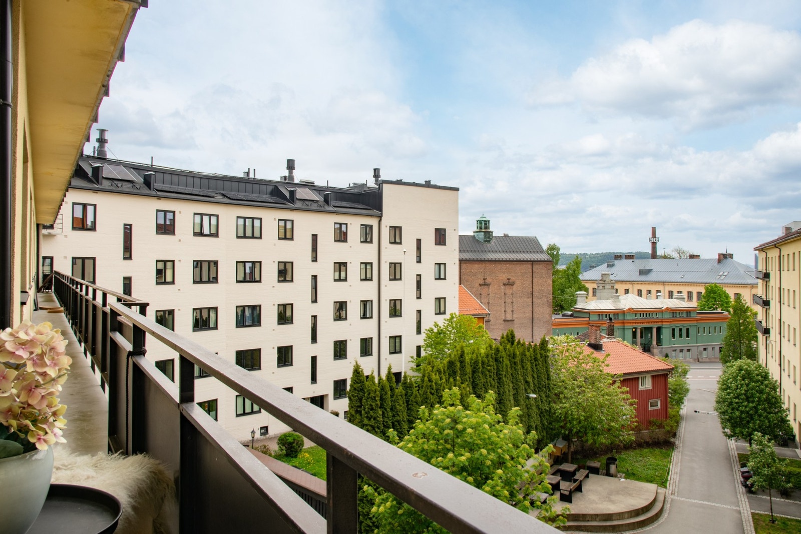 Brannbalkongen fungerer som en hyggelig liten uteplass hvor man kan trekke ut for frisk luft og rolige omgivelser. Galleribilde