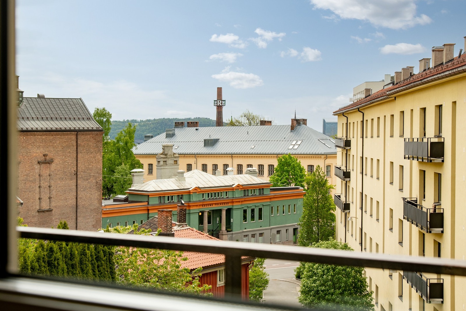 Høyt og fritt finner du denne særdeles gjennomførte 2-roms leiligheten. Galleribilde