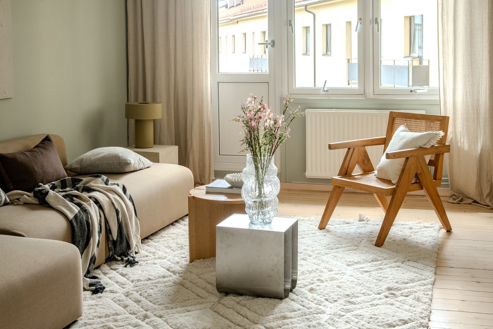 Stuen har originale tregulv som tilfører boligen særpreg og varme. Veggene er malt i en dempet og lys grønntone som gir et rolig uttrykk Galleribilde