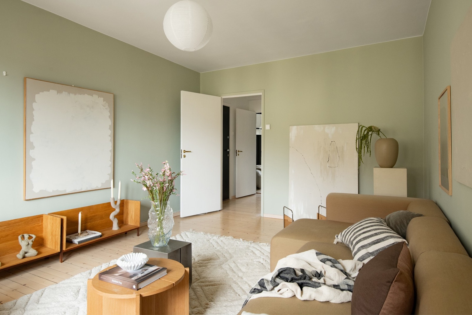 Her er det plass til både større sofaarrangement med tilhørende stuebord og TV-benk, samt spisebord dersom ønskelig. Galleribilde