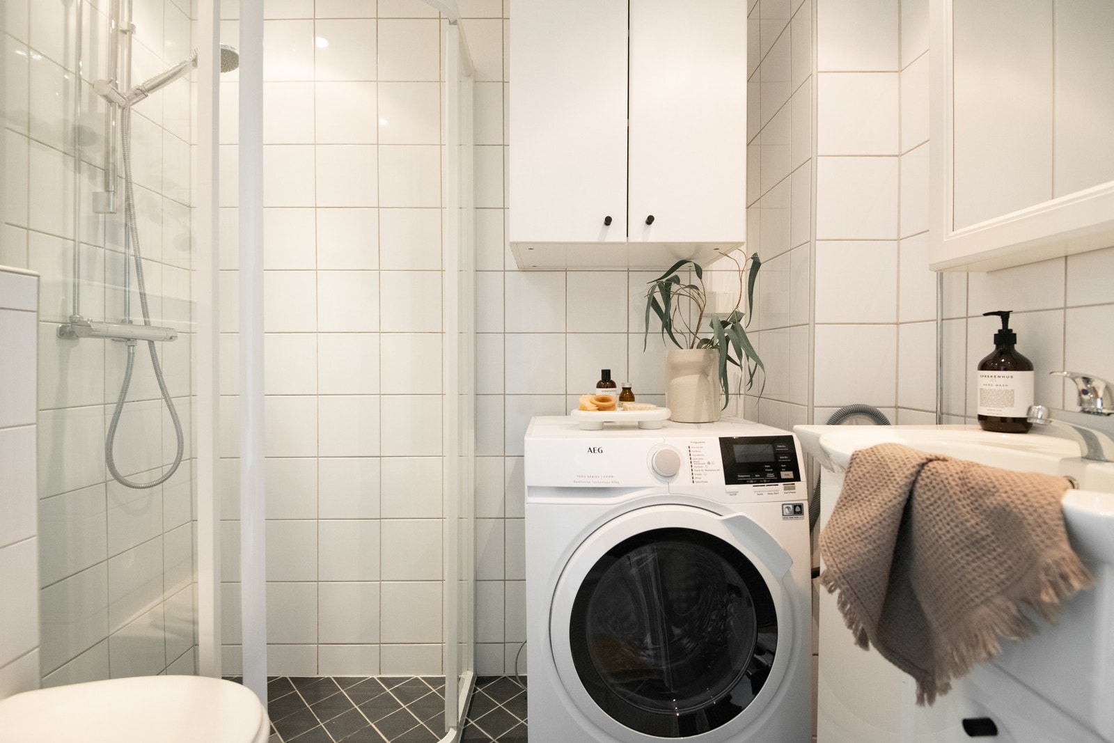 Badet fremstår som stilrent med lyse overflater og en tidløs utførelse fra ca. 2010. Galleribilde