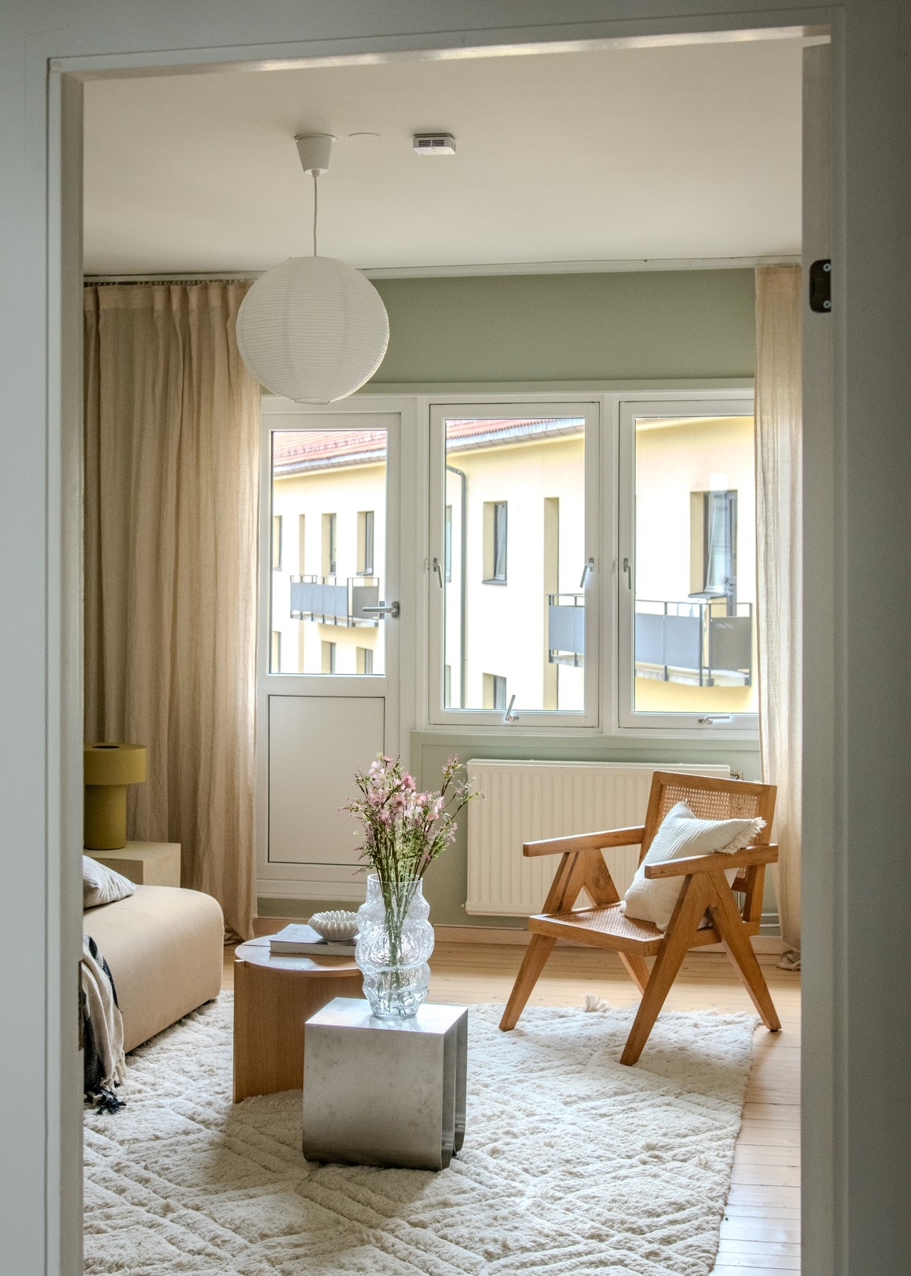 Stuen er lys og behagelig med utgang til brannbalkong mot stille bakgård. Galleribilde