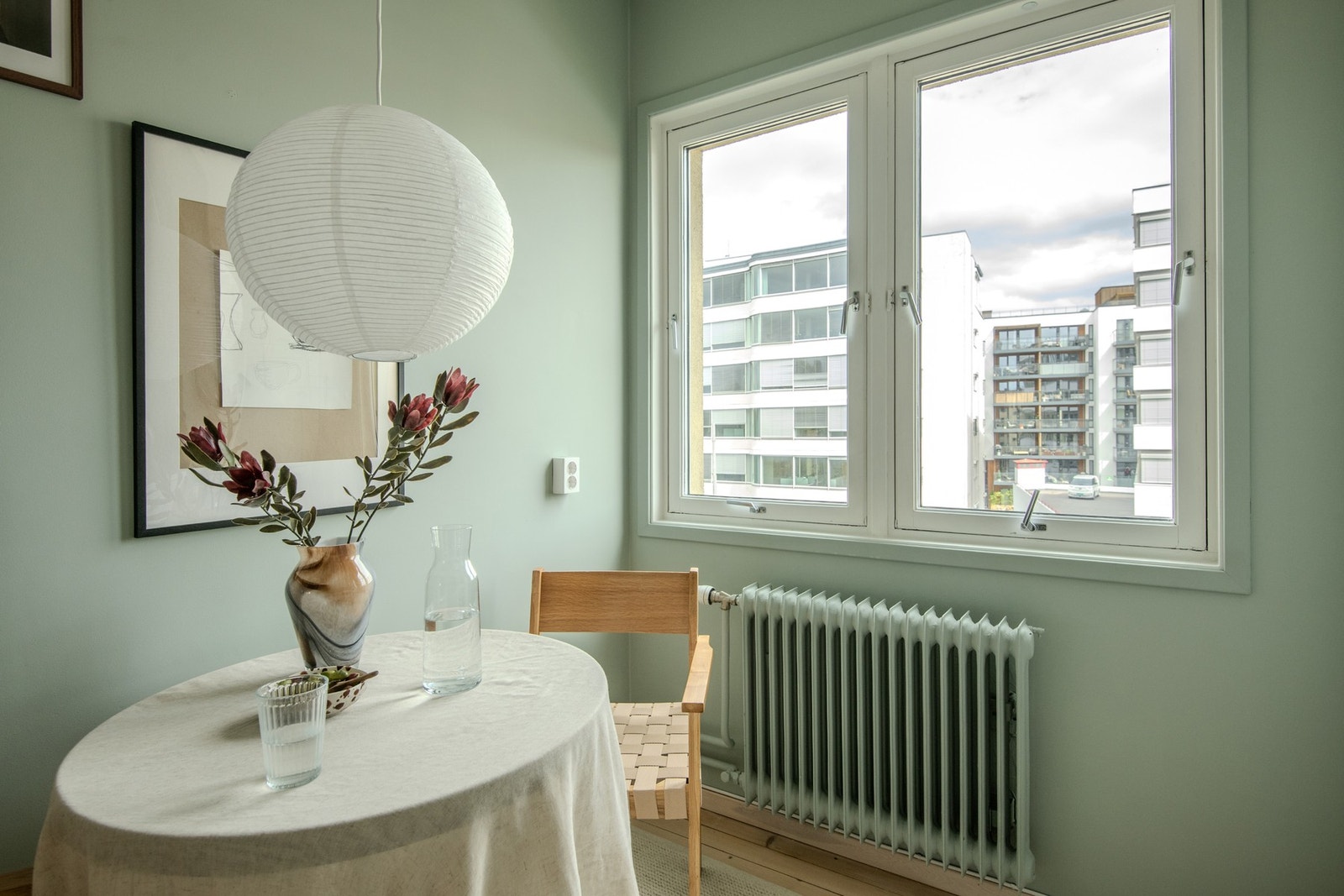 Plass til spisebord ved vinduet - perfekt for både rolige morgenkaffer og hverdagsmåltider. Galleribilde