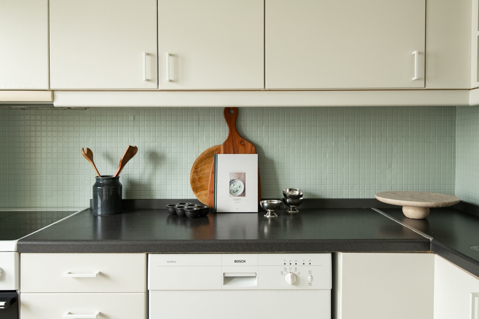 Kjøkkenet har laminert benkeplate med god arbeidsflate. Galleribilde