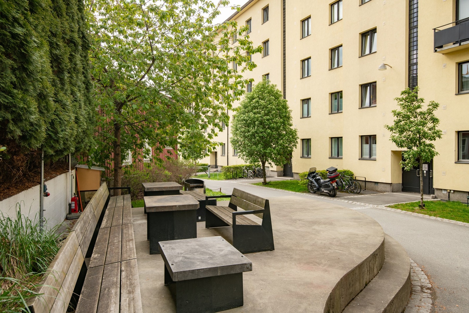 Borettslaget disponerer en hyggelig og velstelt bakgård som innbyr til sosialt samvær og rekreasjon. Galleribilde