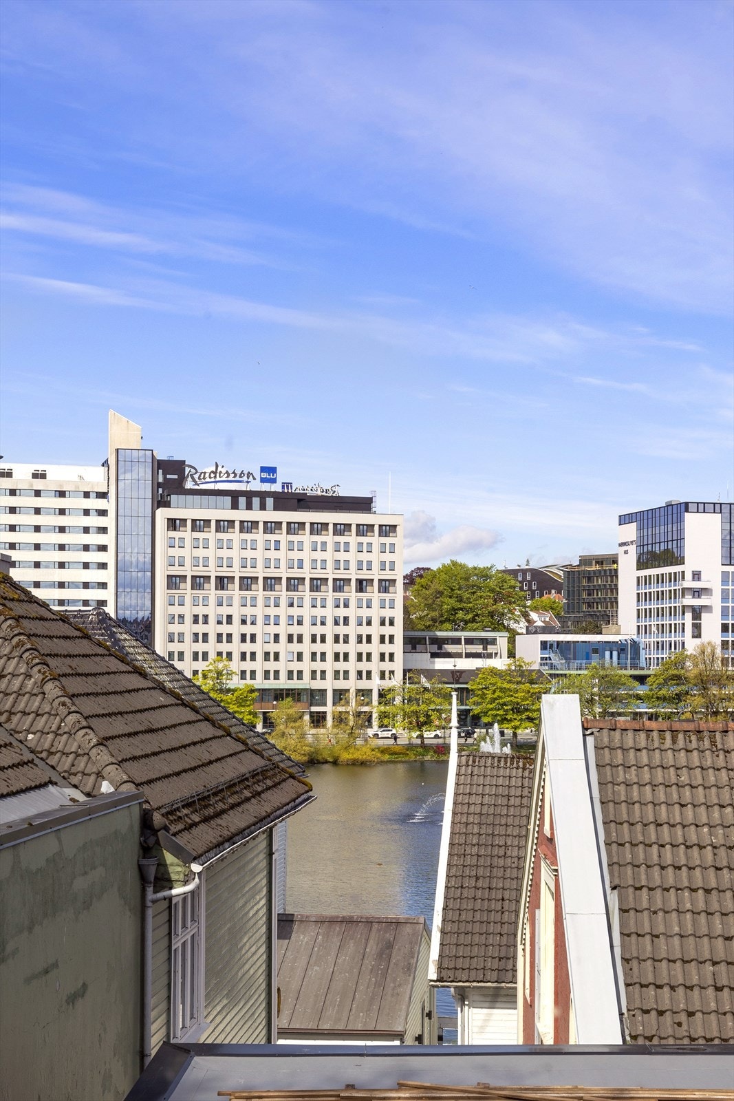 Fra deler av eiendommen er det utsikt mot Breiavatnet og bybildet. Her bor du sentralt, men likevel tilbaketrukket.
Foto: Marianne Lyse Galleribilde