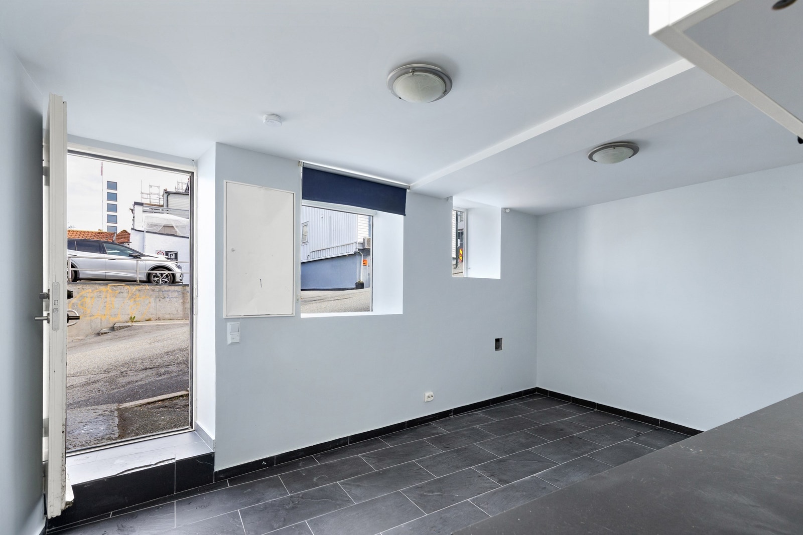 Rommet har innforede vegger og direkte utgang til gateplan. Galleribilde