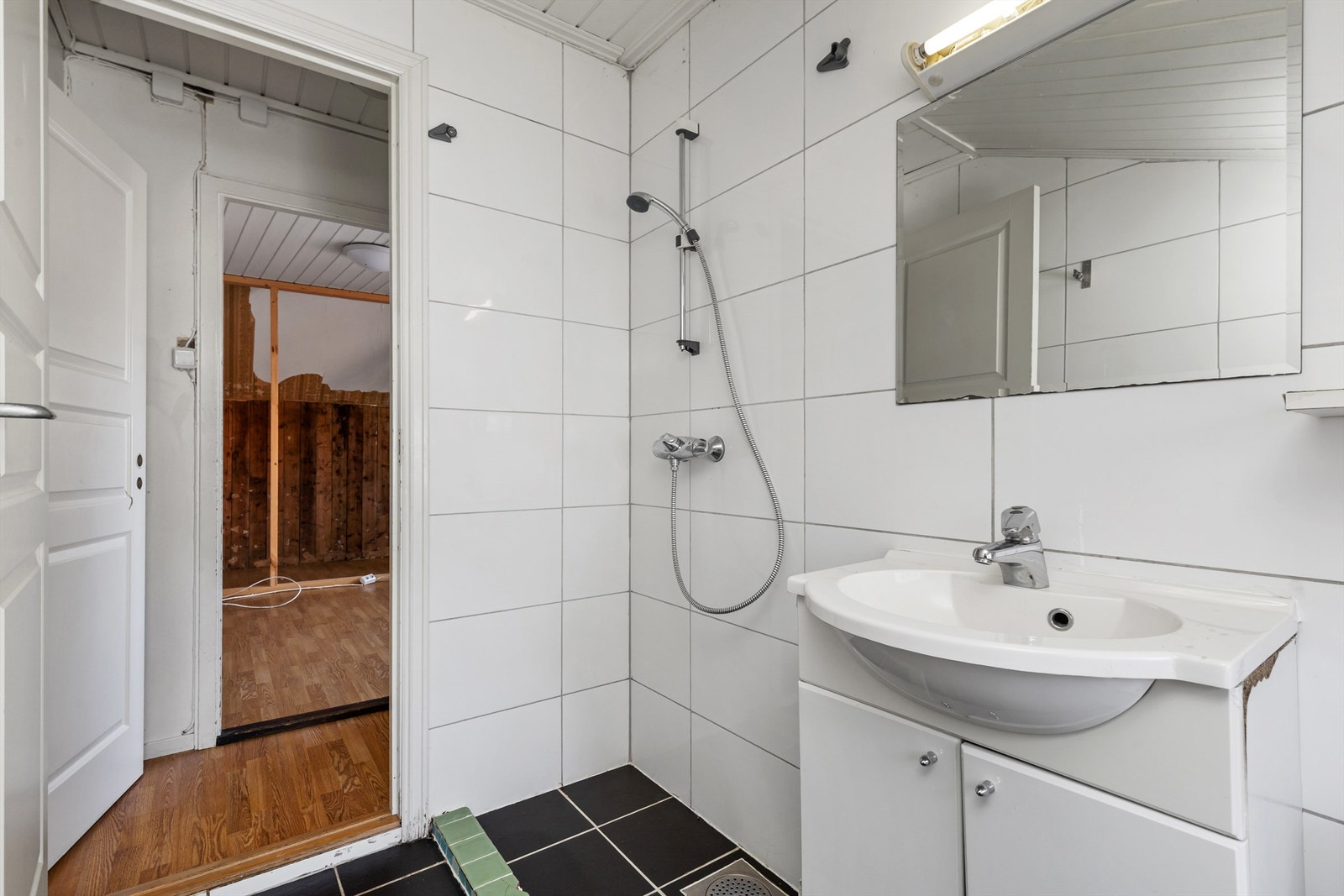 Badet er innredet med servant og toalett. Galleribilde