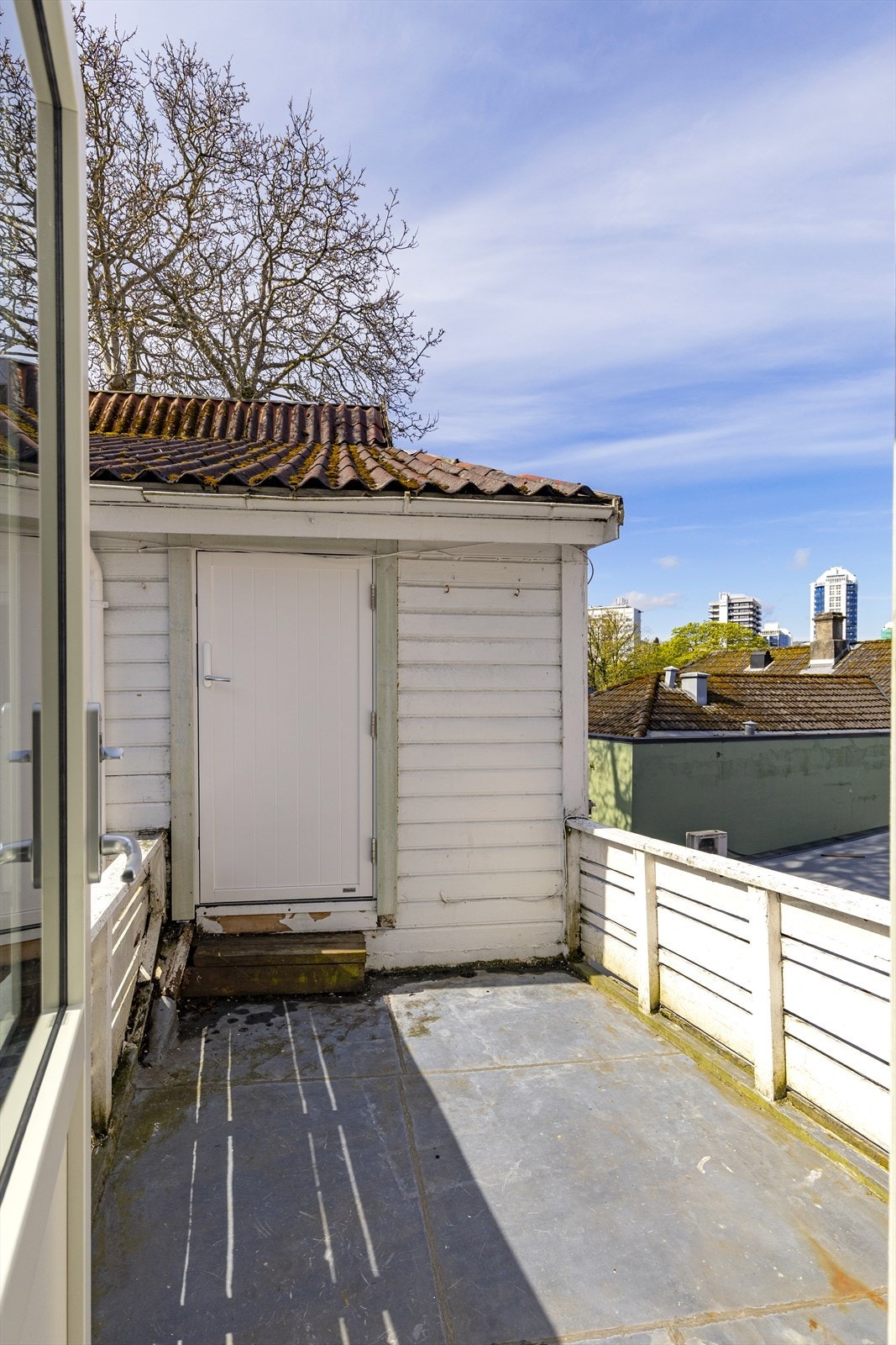 Utgang til en uteplass fra badet. Uteplassen deles med 2. etasje i annekset. Galleribilde