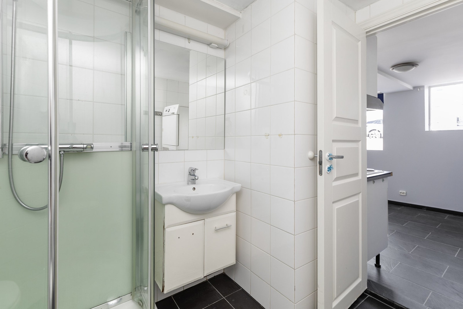 Badet i kjelleretasjen har dusjhjørne, servant og toalett. Galleribilde