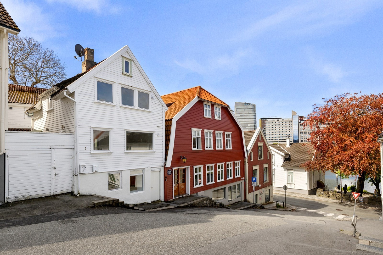 Eiendommen består av en hel tomannsbolig og et separat anneks, en mulighet for den som vil utvikle en eiendom med flere enheter.
Foto: Marianne Lyse Galleribilde