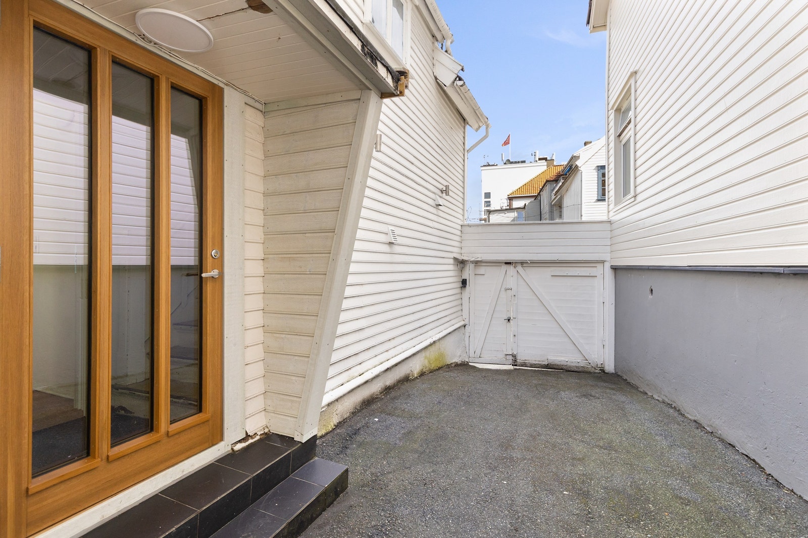 Gårdsrom med port ut til hovedgaten. Galleribilde