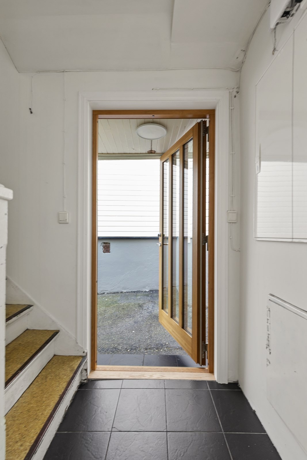 Inngang til felles trapperom i tomannsboligen. Galleribilde