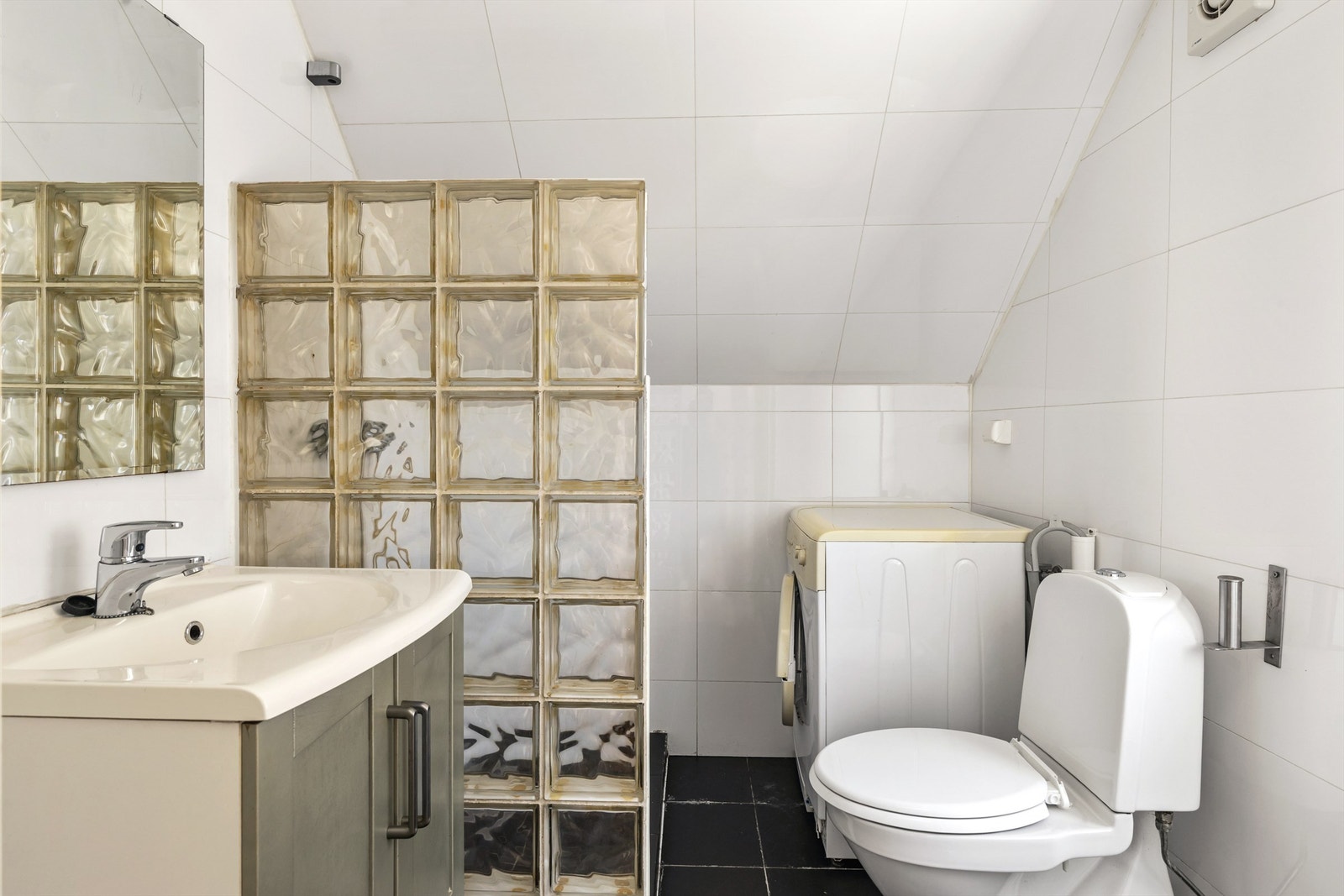 Badet har også opplegg for vaskemaskin og gulvmontert toalett. Galleribilde