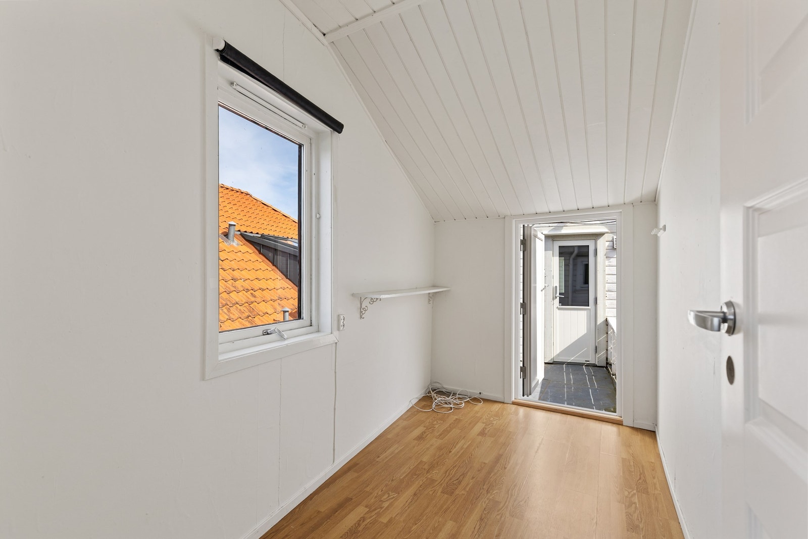 Et mindre rom med utgang til uteplass. Galleribilde
