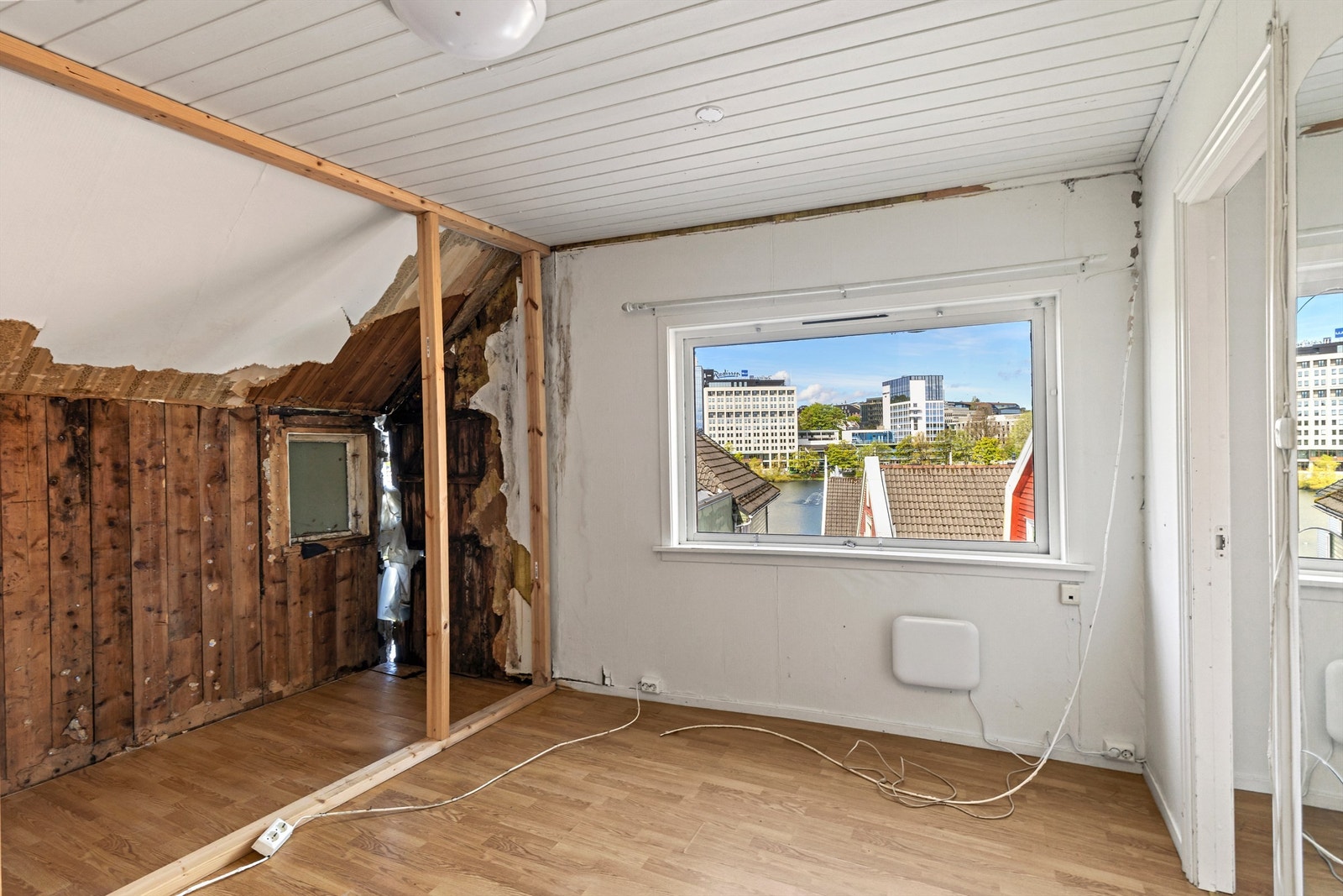 Fra vinduet er det utsikt over takene mot Breiavatnet og sentrum. Galleribilde